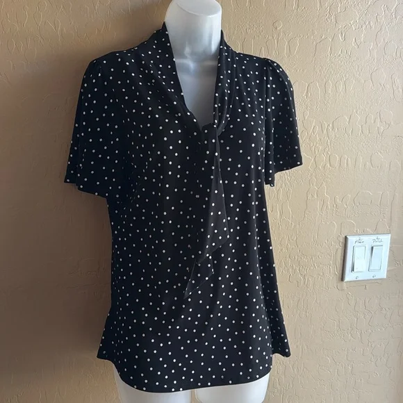 Dress top SS NWT black white dot V neck Large non cling fitted flowing stitchfix - Picture 6 of 7